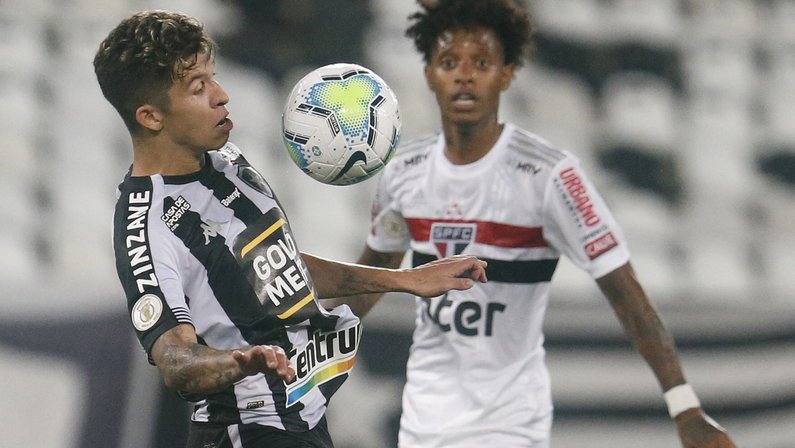 Fica ou sai? Com sondagens, Bruno Nazário terá futuro definido por Chamusca no Botafogo