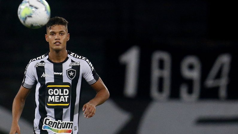 Sousa supera morte de tio e manda recado a árbitro após vitória do Botafogo