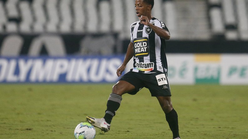 Ênio celebra início de temporada entre os profissionais e quer mais no Botafogo