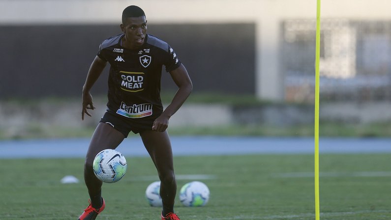 Botafogo aceita proposta do São Paulo e encaminha venda do zagueiro Kanu