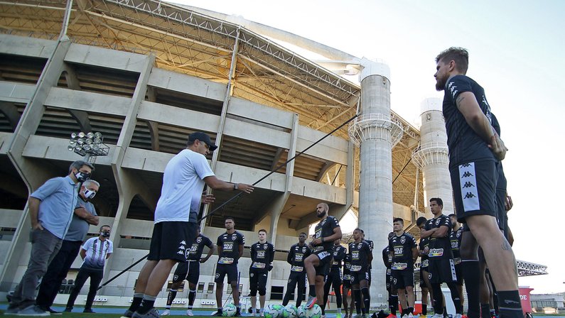 Chamusca comanda primeiro treino no Botafogo; Zé Welison e Rafael Forster voltam; veja fotos
