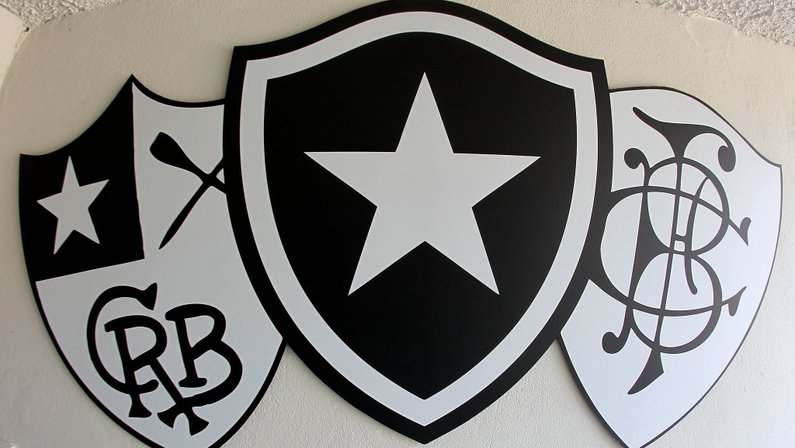 Escudos Botafogo na sede do Mourisco Mar