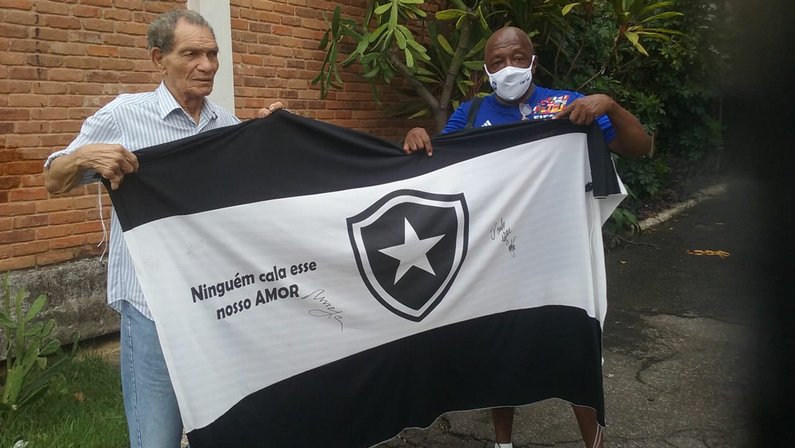 PC Caju faz visita a Manga no Retiro dos Artistos: encontro de ídolos históricos do Botafogo