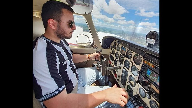 Torcedor do Botafogo, piloto Gabriel Peixoto se despede do pai Hilton Ramos com voo sobre cemitério de Campo Grande (MS) 