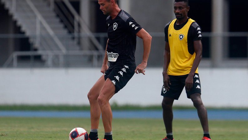 Kalou quer mais de R$ 1,6 milhão para rescindir com Botafogo, que tenta acordo