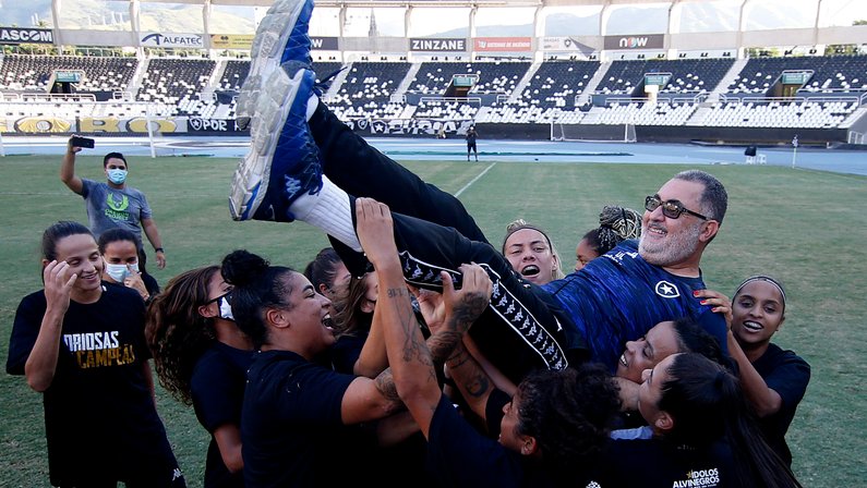 Gláucio Carvalho comemora título no futebol feminino e projeta futuro: ‘Almejar coisas maiores para o Botafogo’