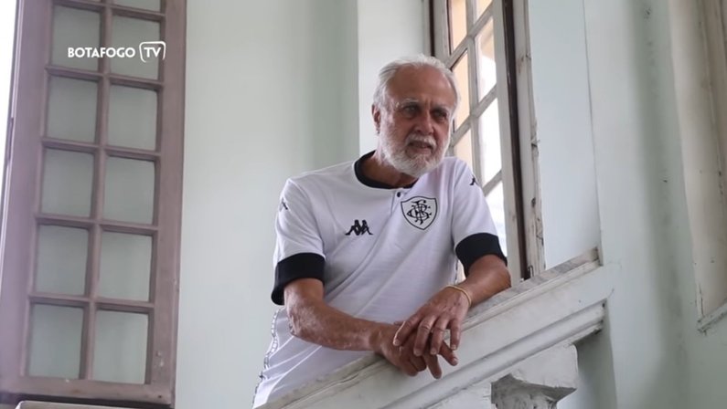 Afonsinho no lançamento da nova camisa branca do Botafogo com a Kappa