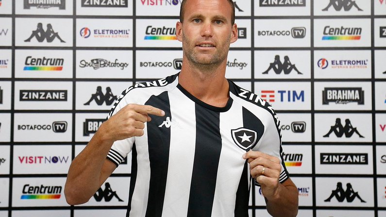 Joel Carli é apresentado como novo reforço do Botafogo