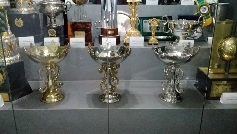 Troféus da Pequena Copa do Mundo de Caracas (tricampeonato mundial) expostos no Centro de Memória do Botafogo em General Severiano