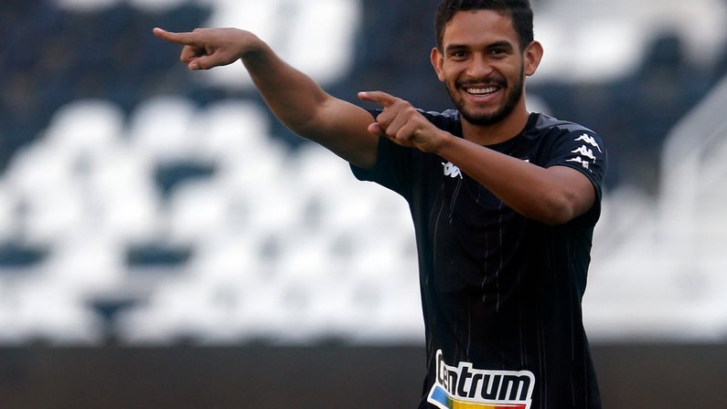 Marco Antônio aparece com participação em gols do Botafogo