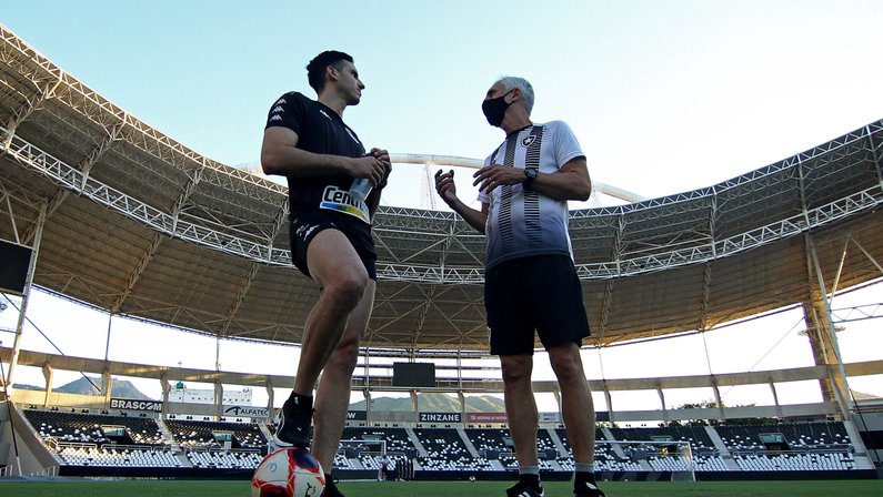 Gatito faz homenagem a Flavio Tenius, agora fora do Botafogo: ‘Há muitos treinadores, mas poucos são professores’