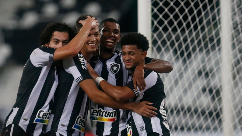 Comentarista: ‘Foi um massacre do Botafogo. Poderia ganhar de oito’