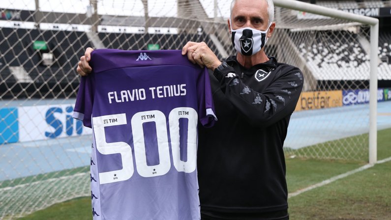 Flavio Tenius tem mais de 500 jogos pelo Botafogo como preparador de goleiros