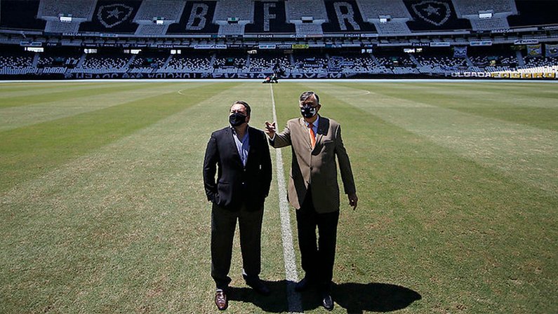 Jorge Braga e Durcesio Mello, CEO e presidente do Botafogo, respectivamente, no Estádio Nilton Santos