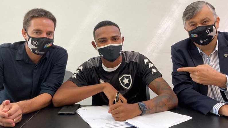 Marquinhos assina primeiro contrato com Botafogo