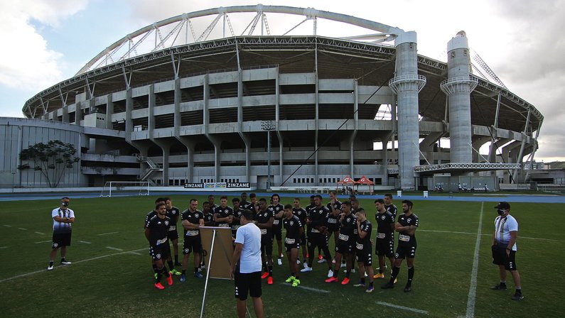 Ídolo do Botafogo faz alerta: ‘Time precisa de cinco a seis reforços de peso’