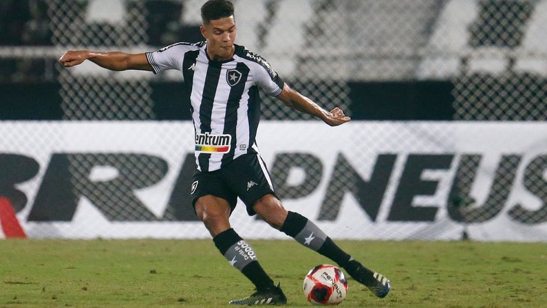 Em negociação com clube belga, Sousa viaja com o Botafogo para Londrina