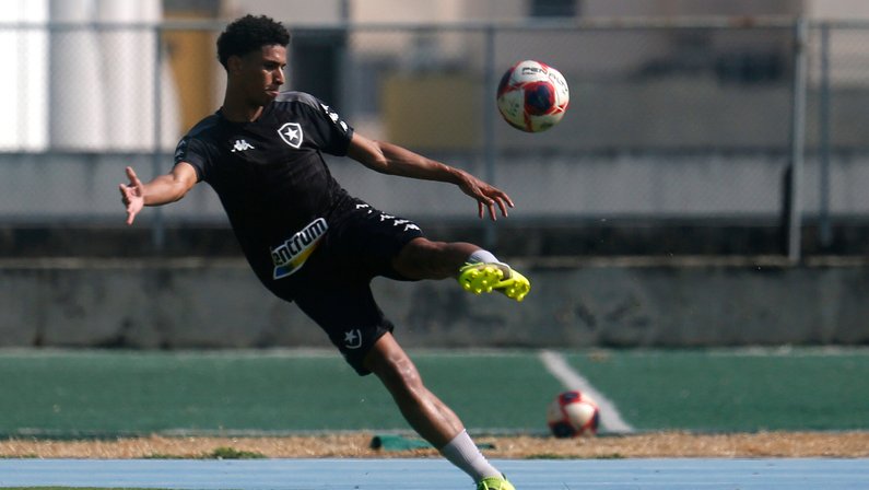 Oportunidade relâmpago e novo contrato: PV celebra fase no Botafogo