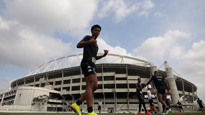 Warley elege Kanu como melhor jogador do Botafogo: ‘Tem muita personalidade’