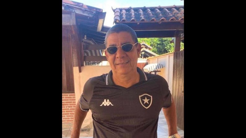 Zeca Pagodinho veste a camisa do Botafogo