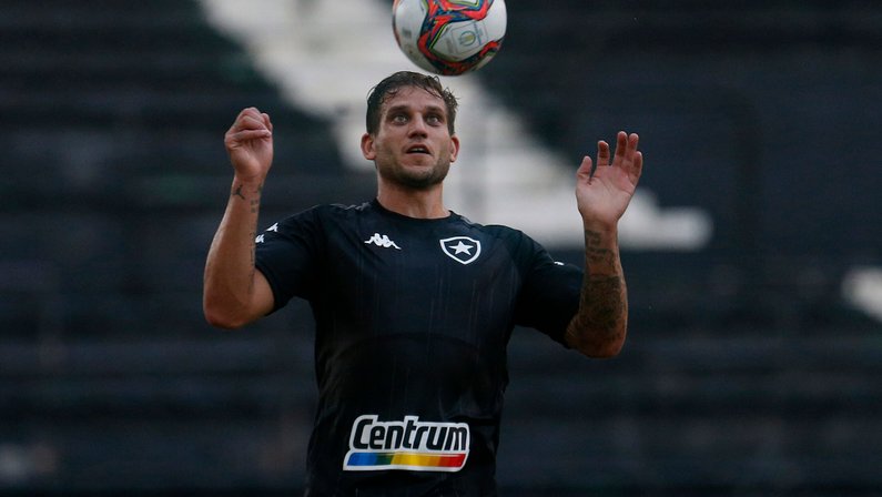 Ainda sem data de estreia, Chamusca traça planejamento para Rafael Moura no Botafogo