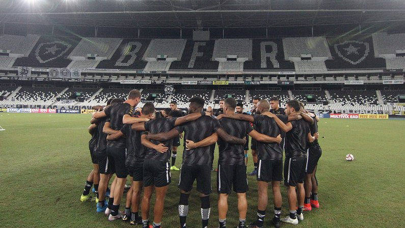 Botafogo quer fechar com novo técnico até quinta para poder comandar time contra o Brusque