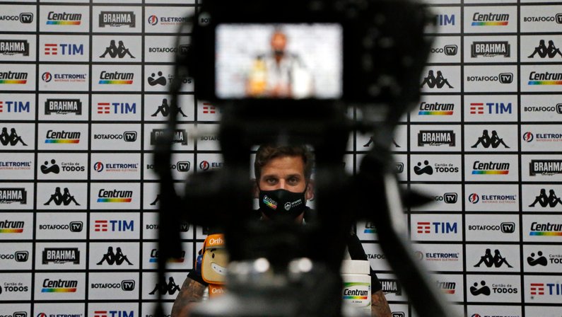 Rafael Moura é apresentado pelo Botafogo