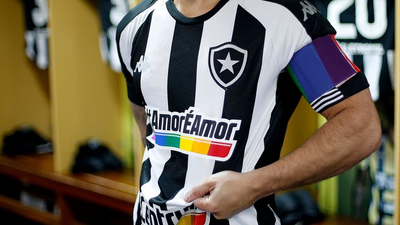 Botafogo inicia leilão de camisas usadas contra o Vitória em prol de projeto que acolhe pessoas LGBTQIA+