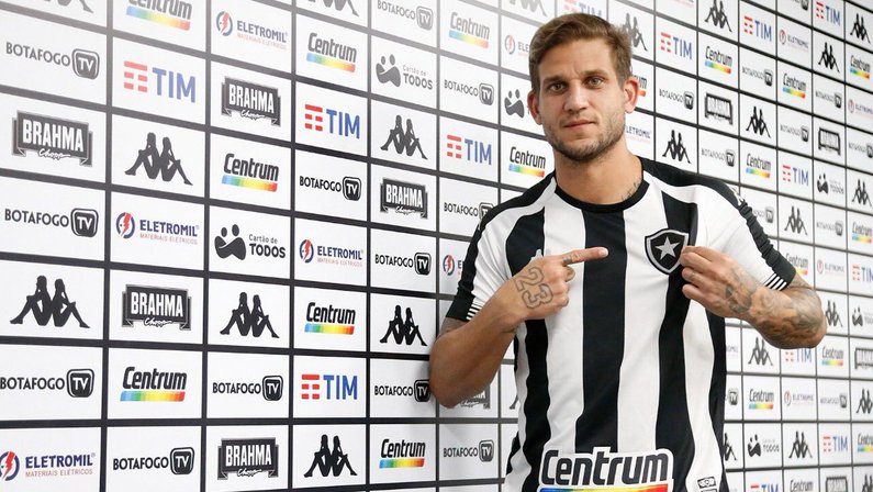 Rafael Moura é apresentado como reforço do Botafogo