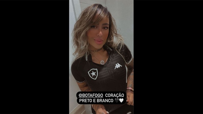 Rafaella Santos, irmã de Neymar, posa com a nova camisa preta do Botafogo