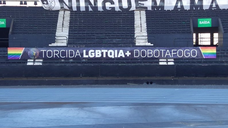Faixa da torcida LGBTQIA+ do Botafogo estreia no Nilton Santos neste sábado