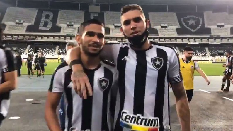Navarro brinca com Marco Antônio após assistência na vitória do Botafogo: ‘Vai ter que pagar o almoço’