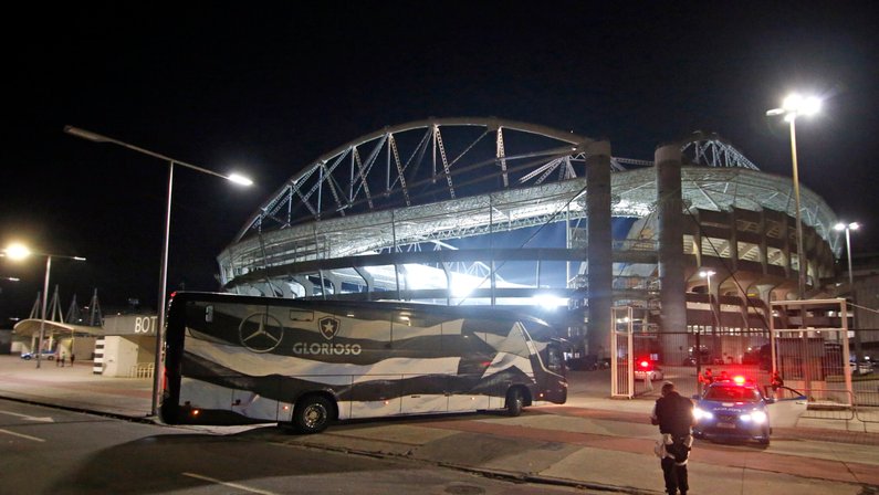 Ônibus do Botafogo chegando ao Estádio Nilton Santos (Engenhão) - Botafogo x Ponte Preta
