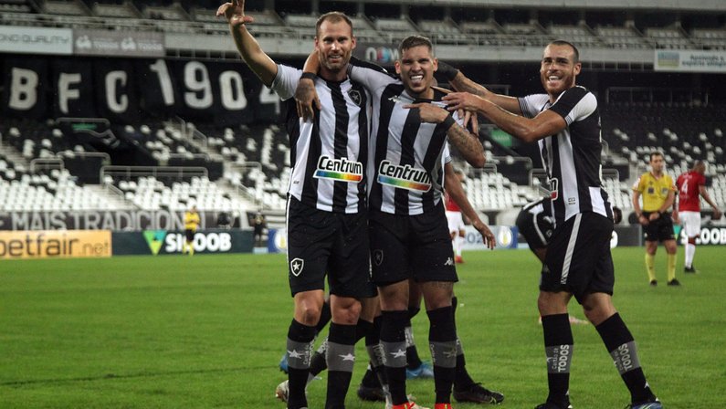 Botafogo faz o dever de casa, supera polêmicas de arbitragem e segue vivo na luta pelo acesso