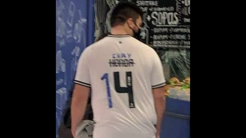 Torcedor do Botafogo risca nome de Honda e adapta Chay na camisa