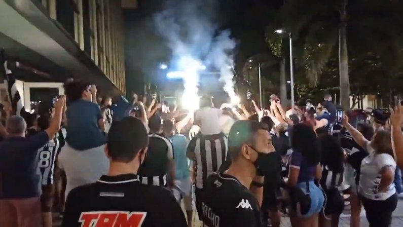 Torcedores do Botafogo fazem festa na saída do hotel e seguem ônibus em carreata até o Nilton Santos; veja vídeos