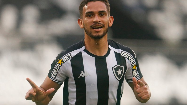 Botafogo tenta reduzir pedida do Bahia para € 1 milhão para ficar com Marco Antônio