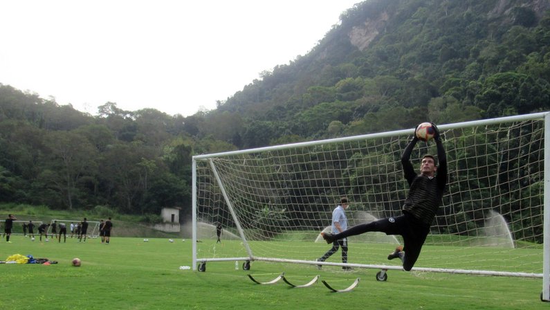 Base do Botafogo começa a treinar no novo CT, no Espaço Lonier