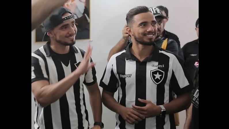 Rafael e Fábio, torcedores do Botafogo, visitam o Estádio Nilton Santos em 2019