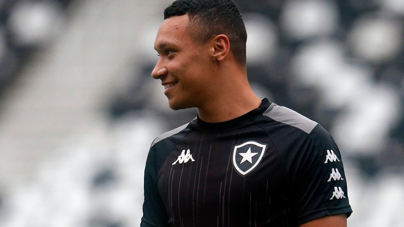 Botafogo negocia renovação de zagueiro Ewerton Porto, que tem contrato até novembro
