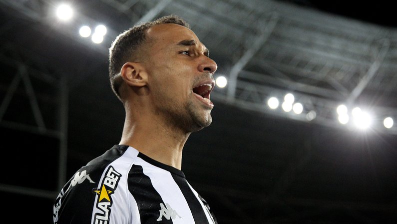 Gerson fica bravo com derrota do Botafogo: ‘Quem contratou o Gilvan?’