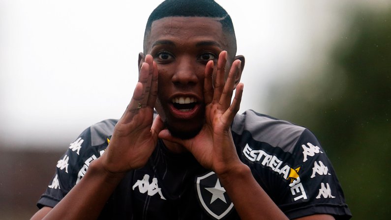 Interessado em Kanu, Corinthians teria negociação complicada para tirar zagueiro do Botafogo