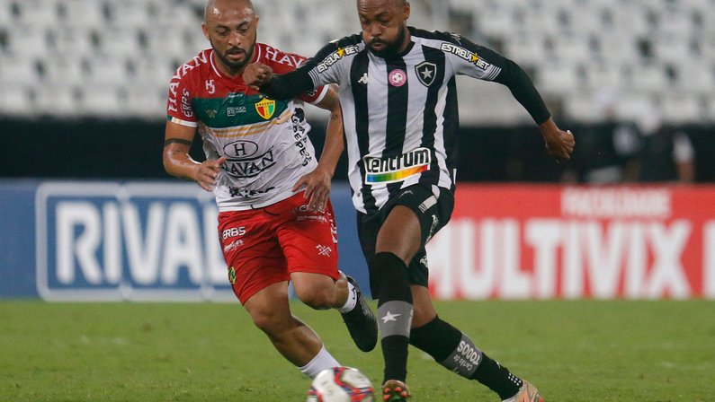Mesmo sem marcar, Chay se destaca e é fundamental em vitória do Botafogo sobre o Brusque