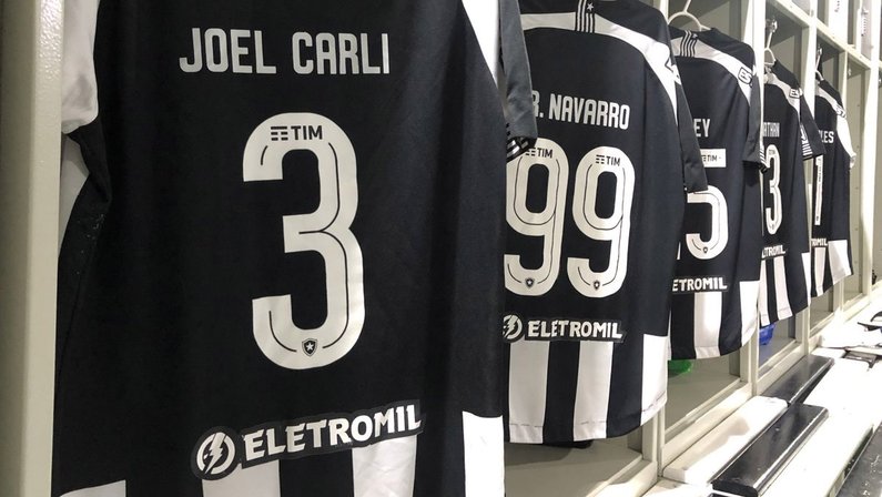 Camisas de Joel Carli e Rafael Navarro no vestiário - Botafogo x Avaí