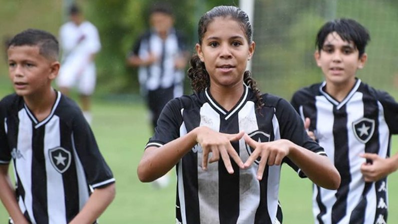 Giovanna Waksman, jogadora do sub-12 do Botafogo