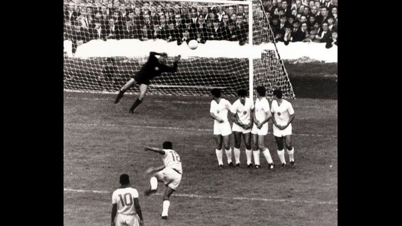 Golaço de falta de Garrincha em Brasil 2 x 0 Bulgária | Copa do Mundo de 1966