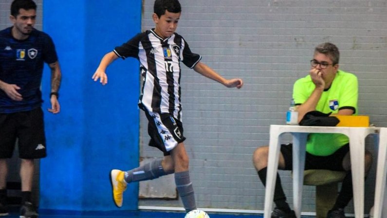 Jair Ventura Neto, neto de Jairzinho e sobrinho de Jair Ventura, em ação no futsal pelo Botafogo/Casa de España