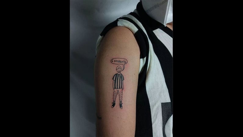 Torcedor do Botafogo tatua mascote Manequinho trans
