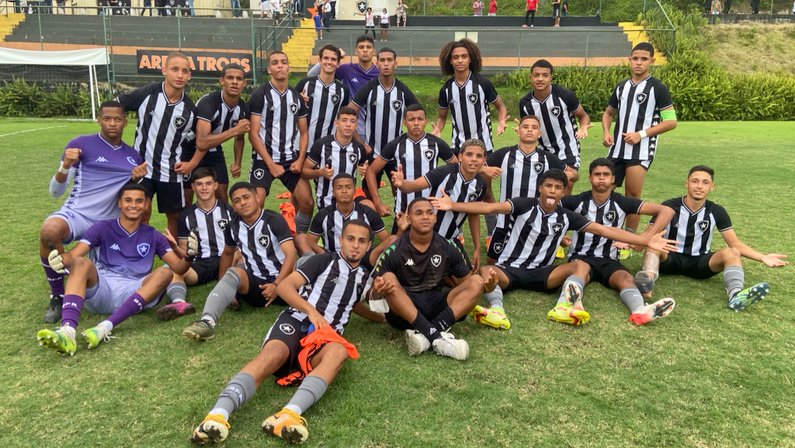 Botafogo sub-15 após vencer o Flamengo | Campeonato Carioca Sub-15 2021