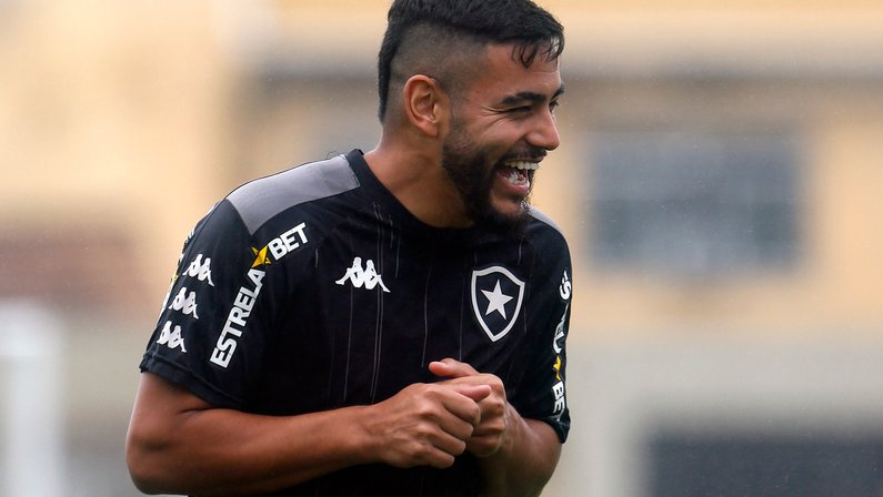 Barreto inicia exames e testes físicos no Botafogo e está perto de oficializar renovação